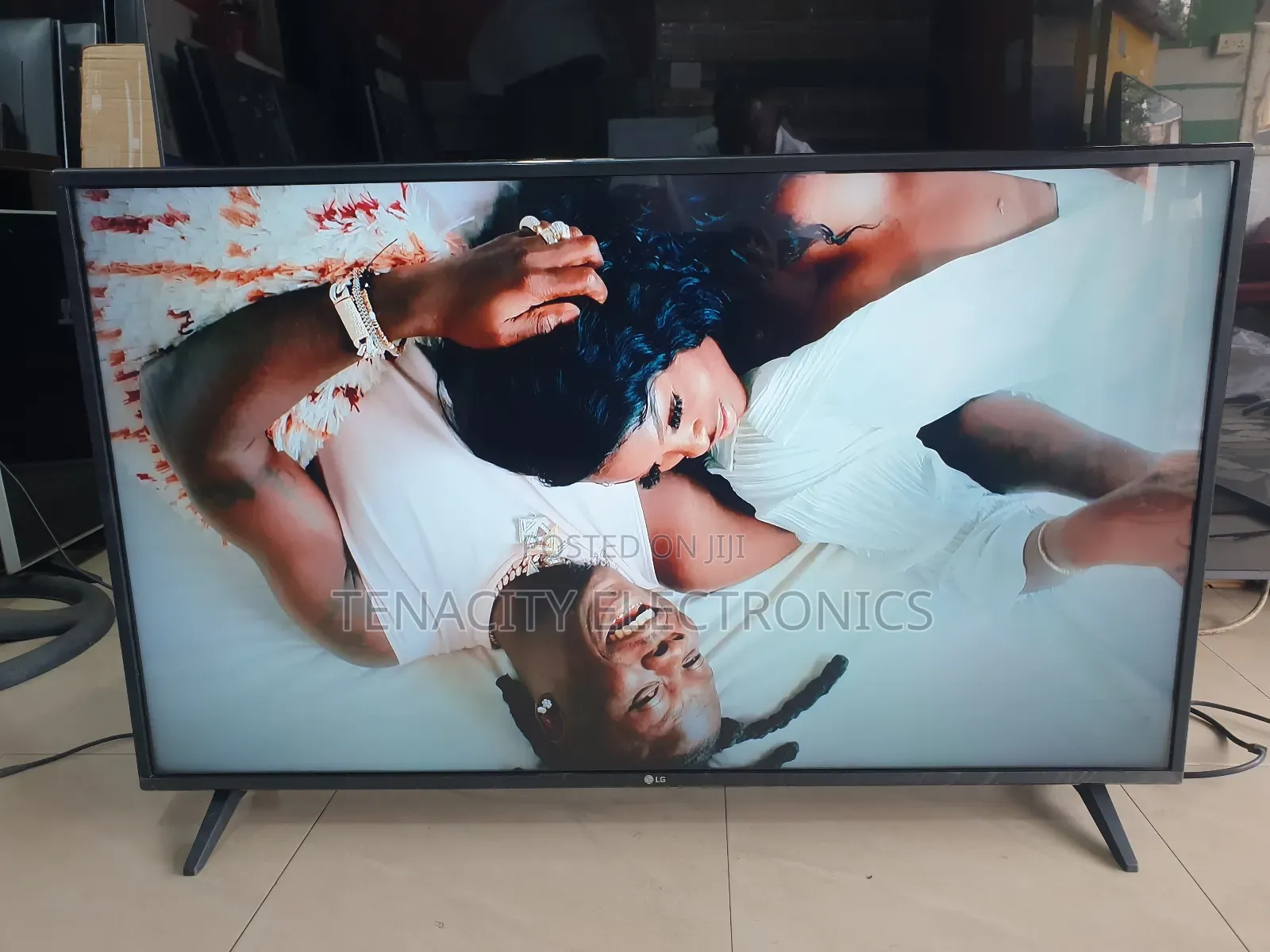 43"Lg Uhd HDR Smart Satellite Tv