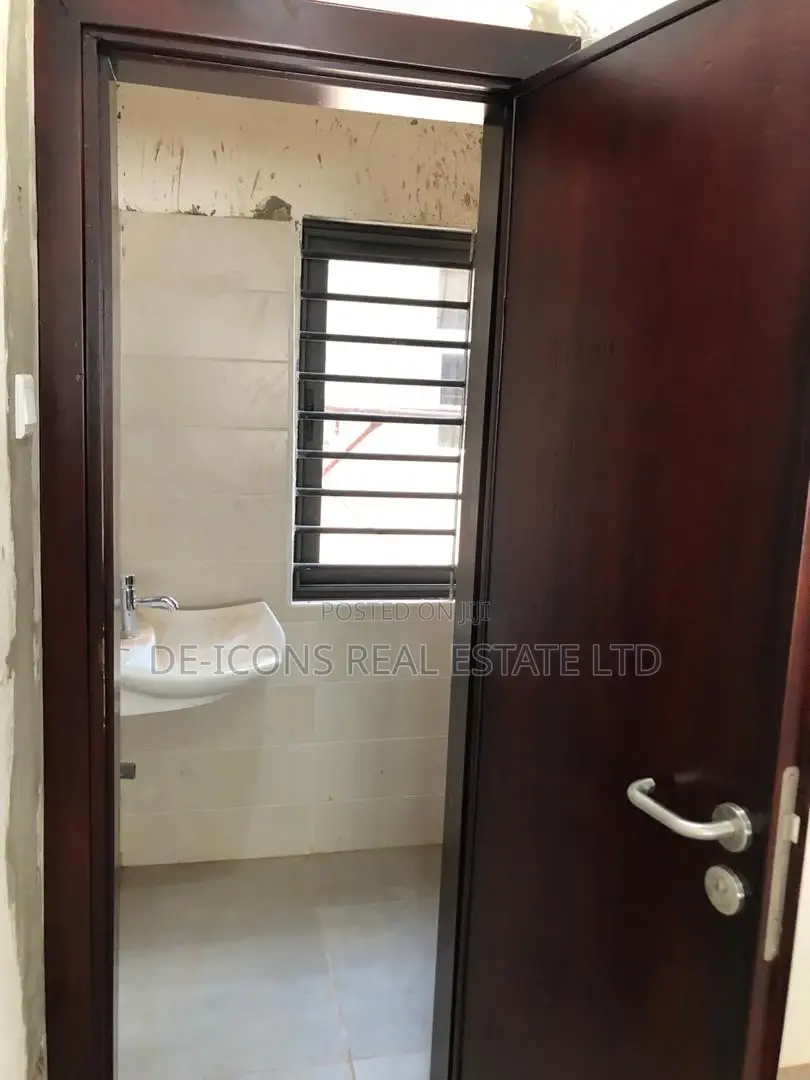 4bdrm Duplex in Awutu Senya East Municipal for sale