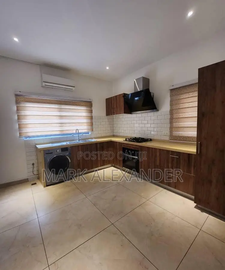 Furnished 3bdrm Apartment in Madina for sale