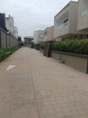 Newly Built Luxurious Executive 3bedrooms Self-Compound for Sale
