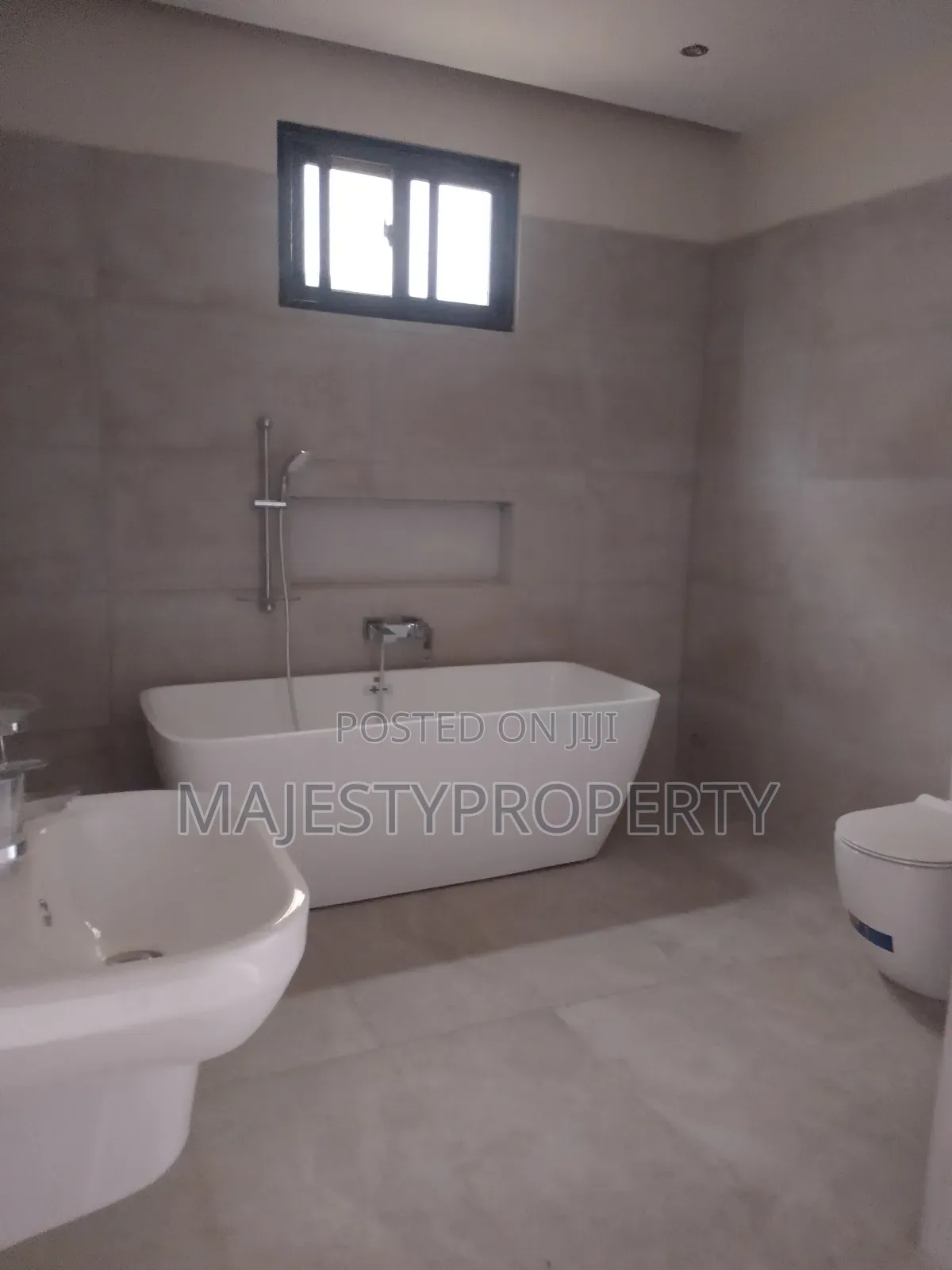 Newly Built Luxurious Executive 3bedrooms Self-Compound for Sale