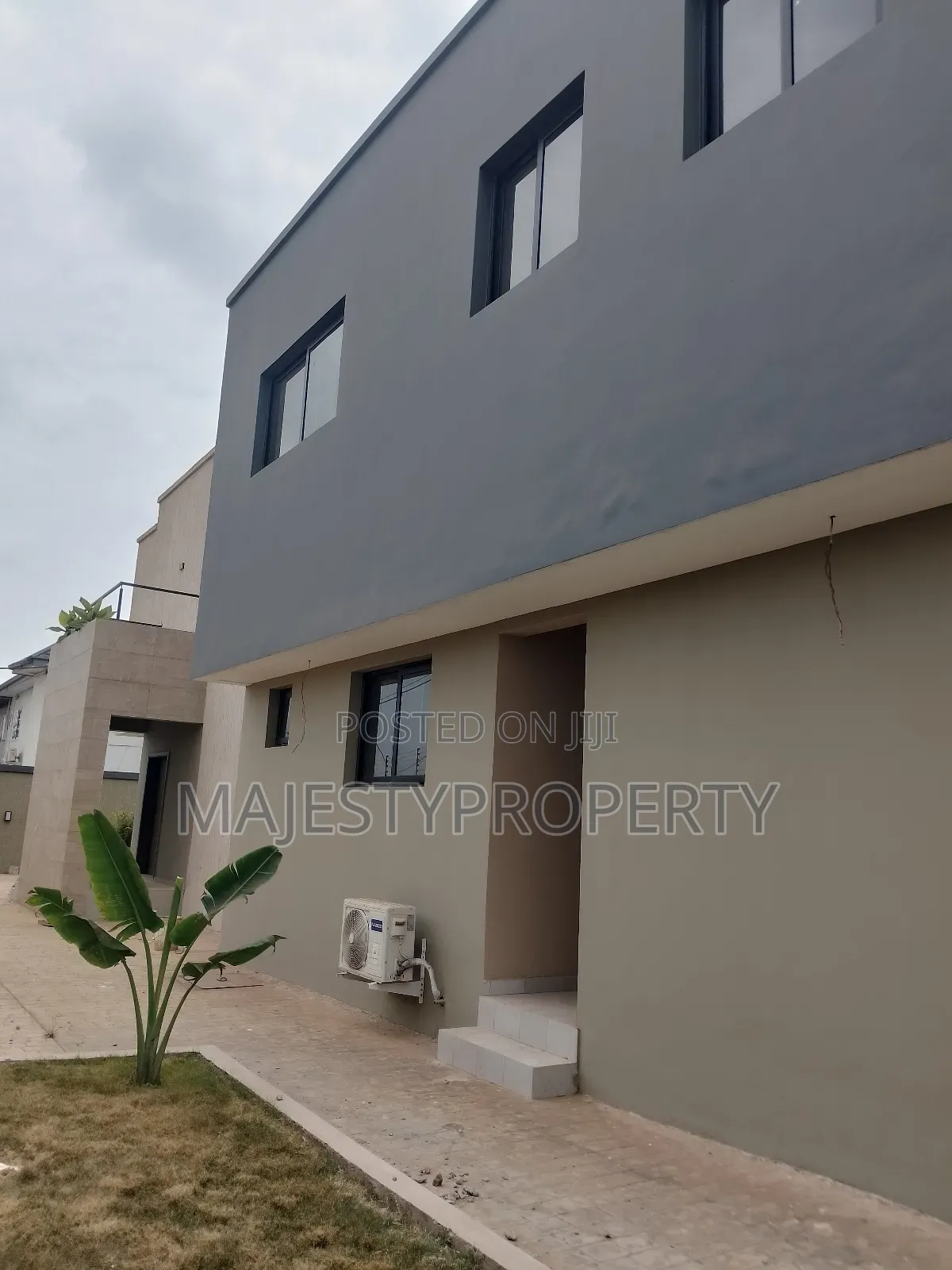 Newly Built Luxurious Executive 3bedrooms Self-Compound for Sale