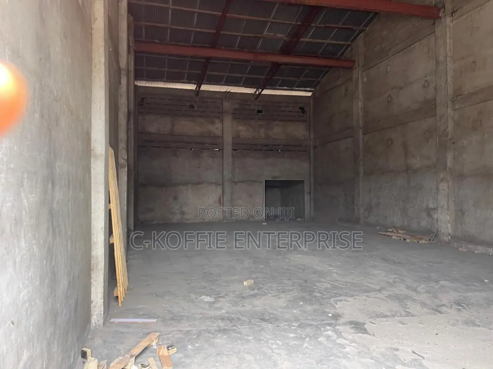 1000 SQM Warehouse at Circle for Rent