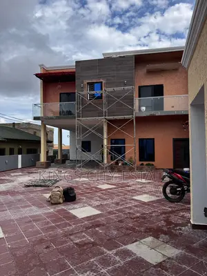 5bdrm House in Ashongman Estate for sale