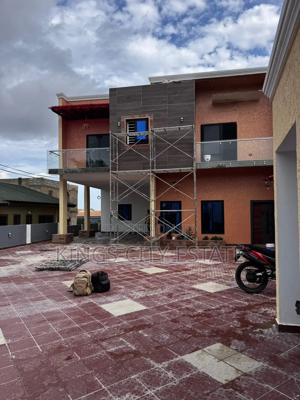 5bdrm House in Ashongman Estate for sale