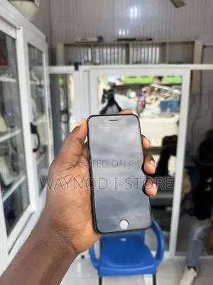 Apple iPhone SE (2020) 64 GB Black