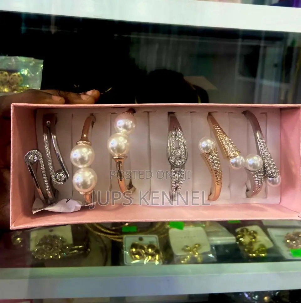 Bracelet (Jewelry)
