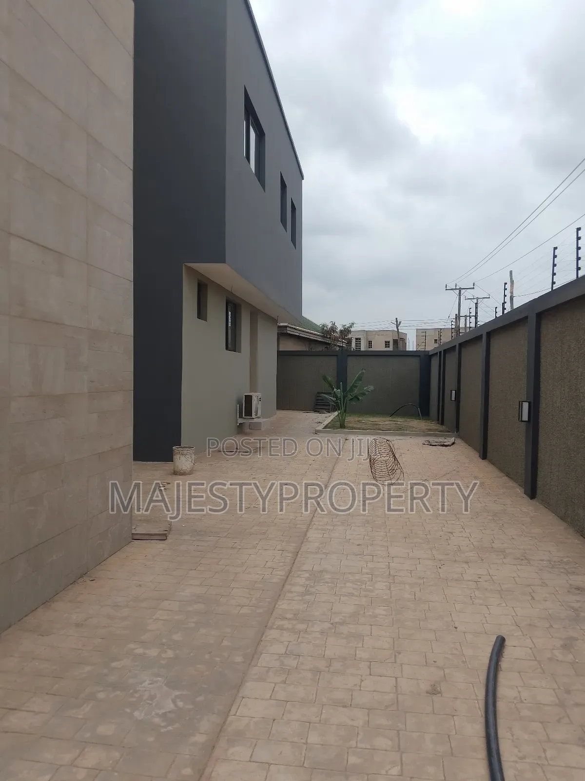 Newly Built Luxurious Executive 3bedrooms Self-Compound for Sale