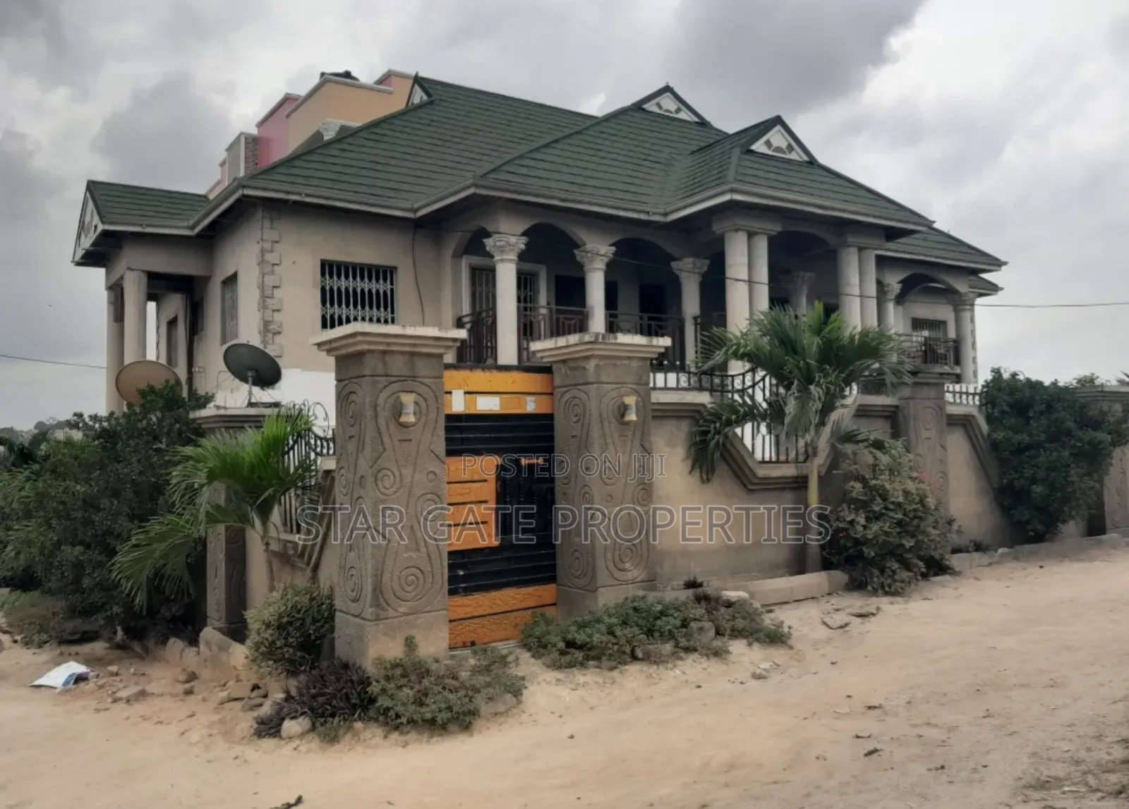 12bdrm House in Near Asokore for sale