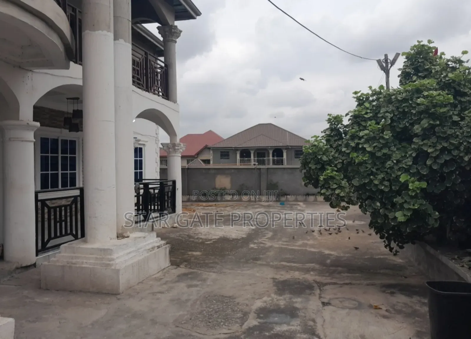 12bdrm House in Near Asokore for sale
