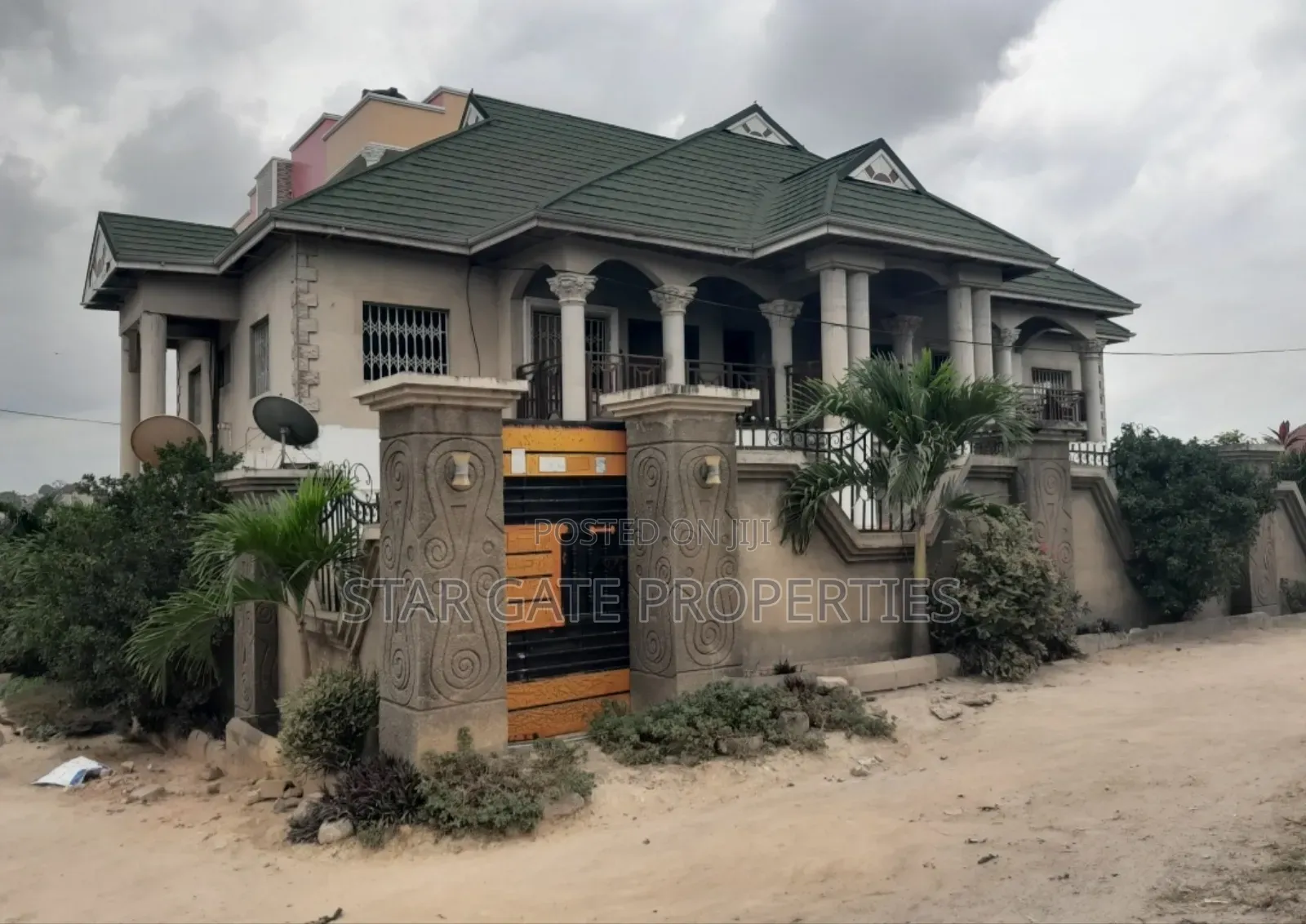 12bdrm House in Near Asokore for sale