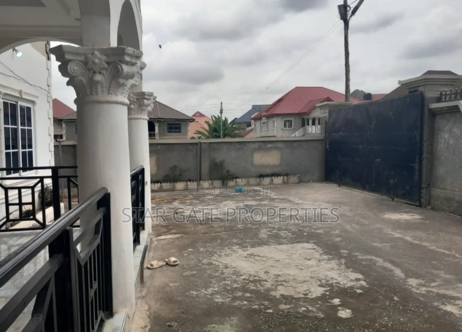 12bdrm House in Near Asokore for sale