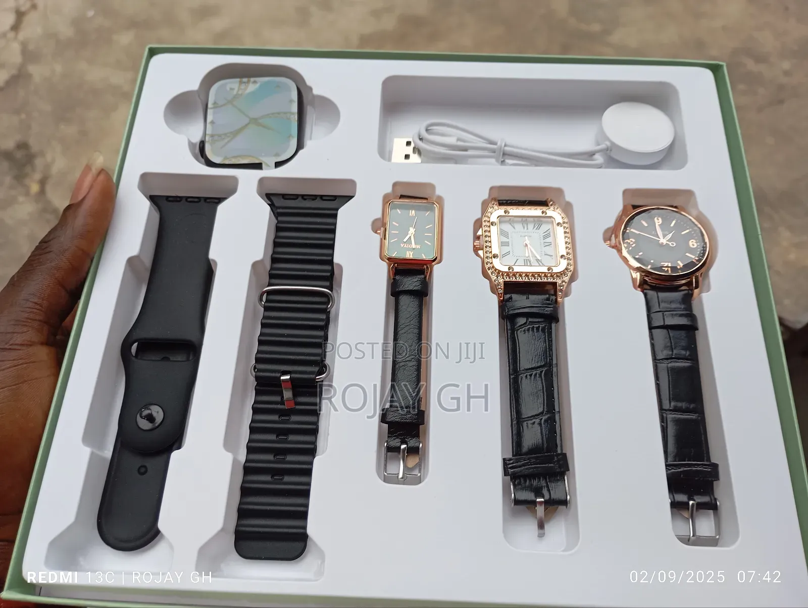 I-530 Smart Watch That Comes With 3 Female Quartz Watches - Black