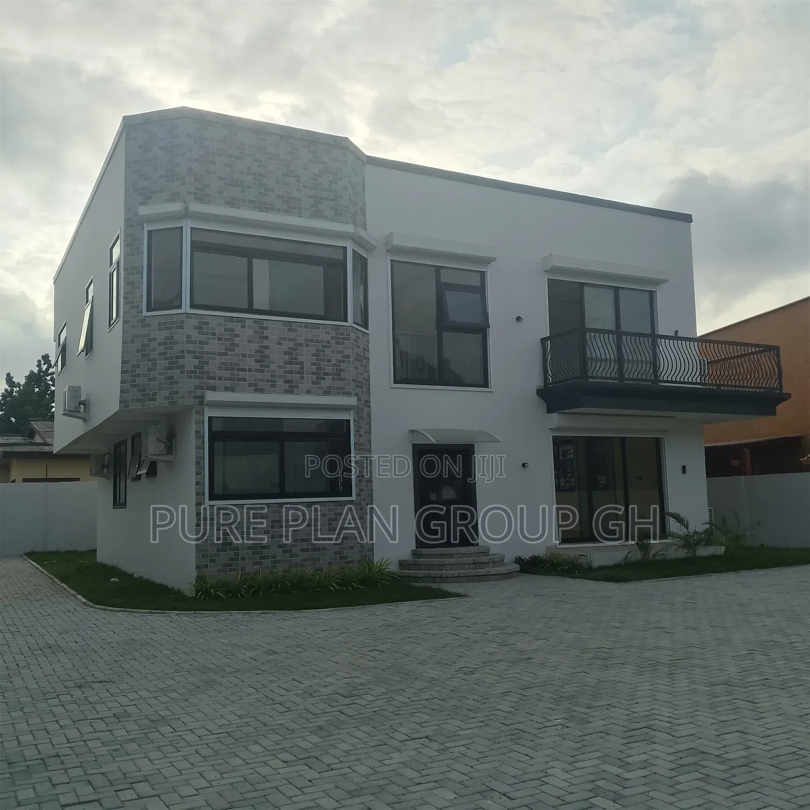 4bdrm Townhouse / Terrace in East Legon, A&C Mall Area for rent