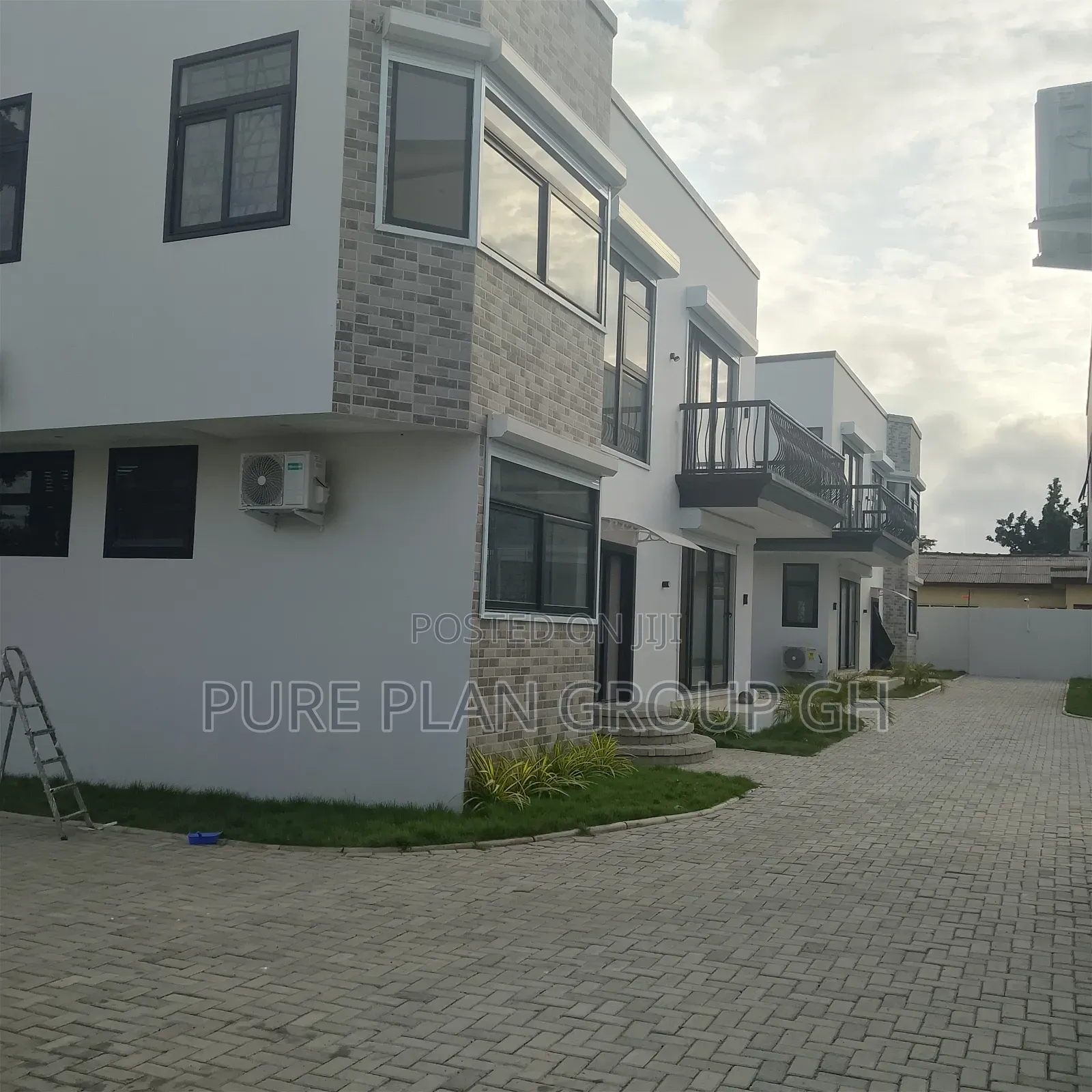 4bdrm Townhouse / Terrace in East Legon, A&C Mall Area for rent