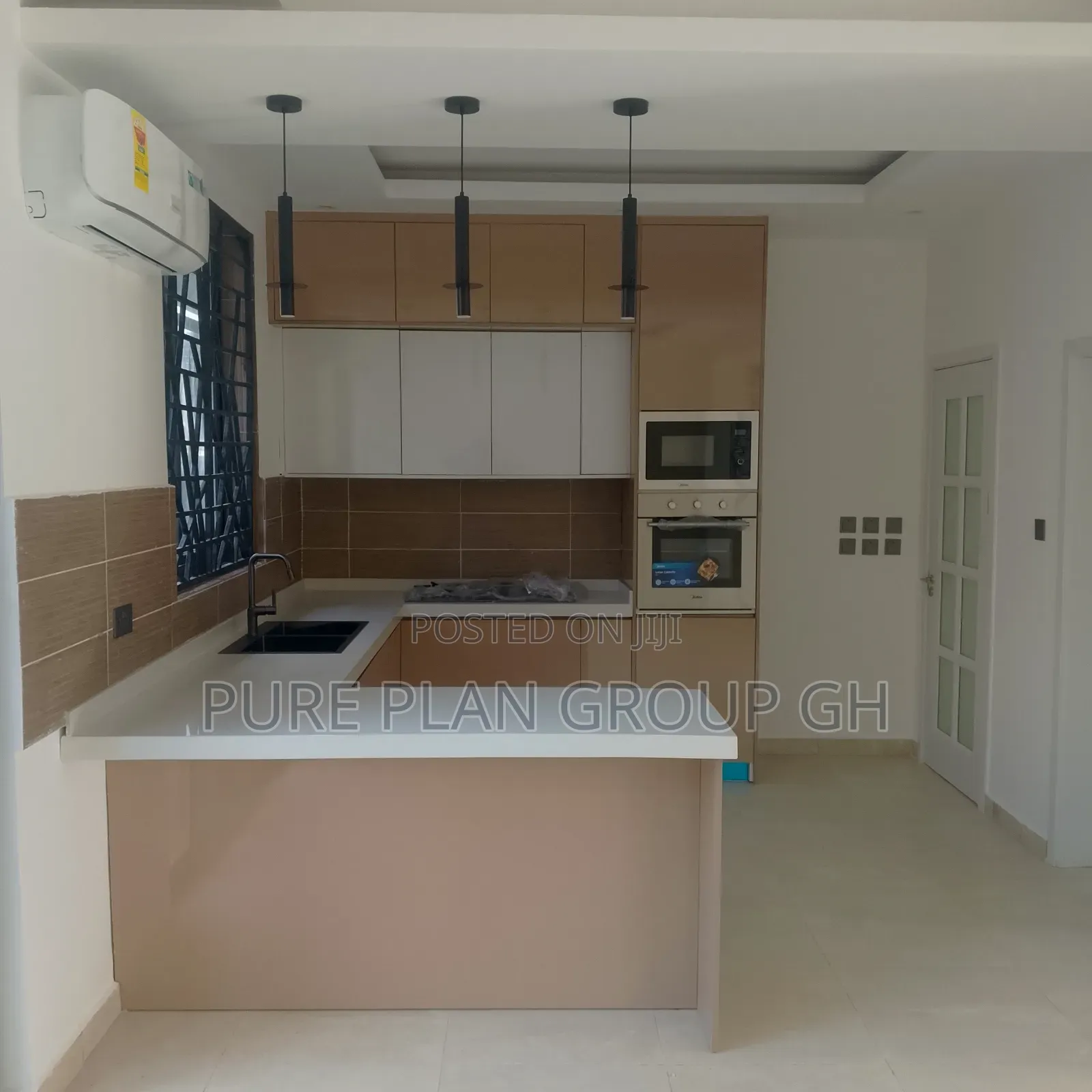4bdrm Townhouse / Terrace in East Legon, A&C Mall Area for rent