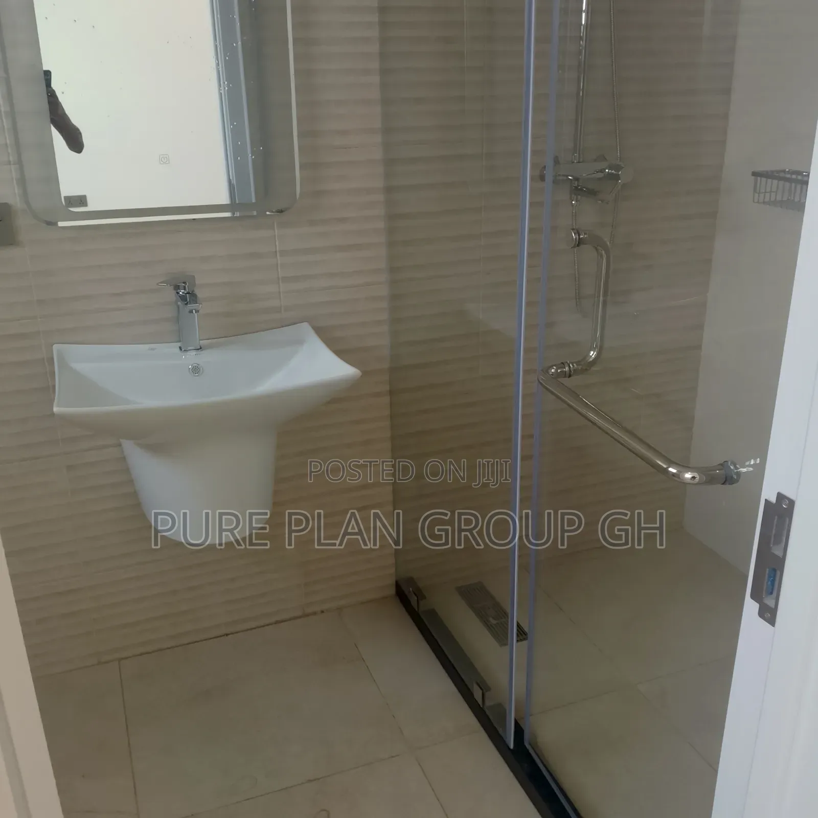 4bdrm Townhouse / Terrace in East Legon, A&C Mall Area for rent