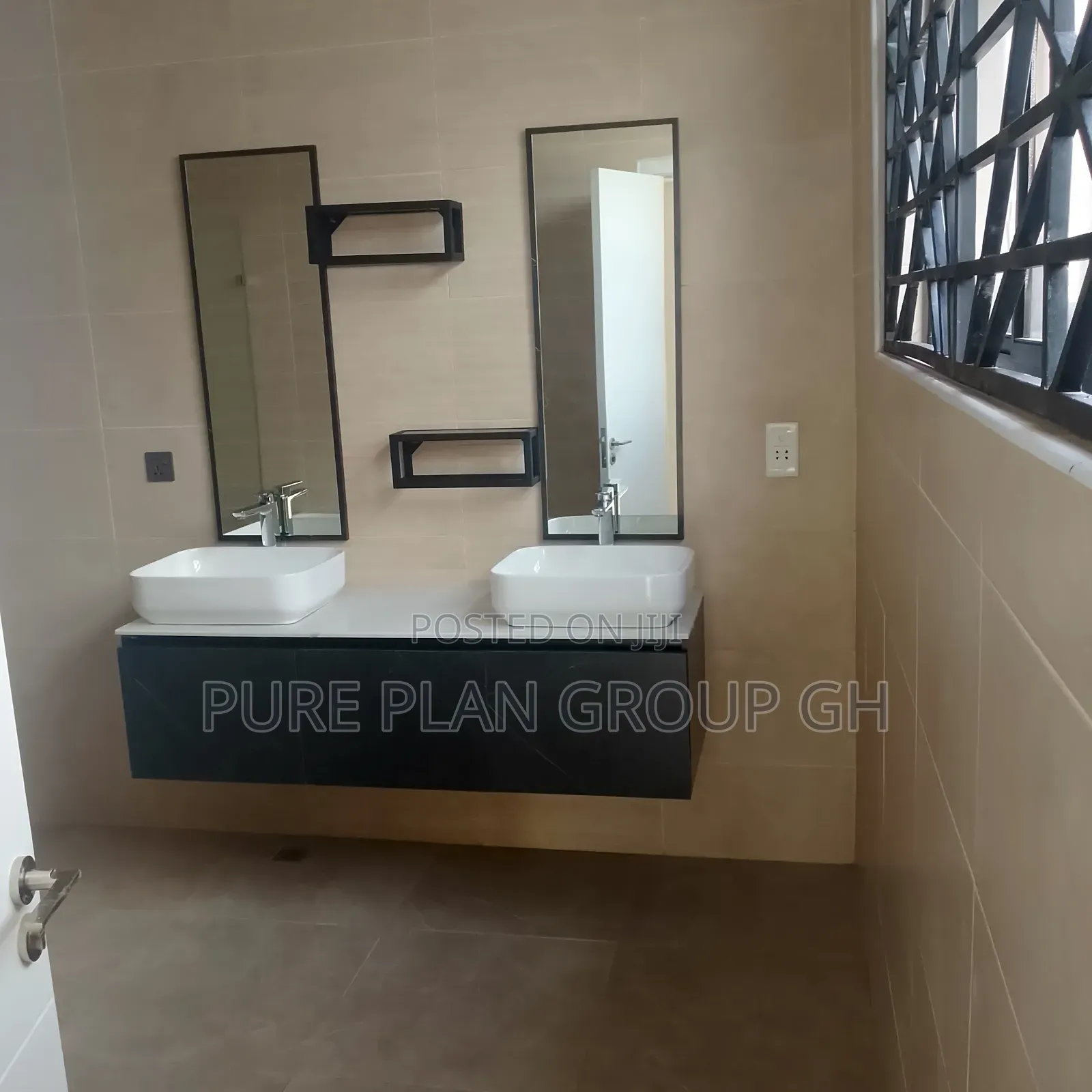 4bdrm Townhouse / Terrace in East Legon, A&C Mall Area for rent