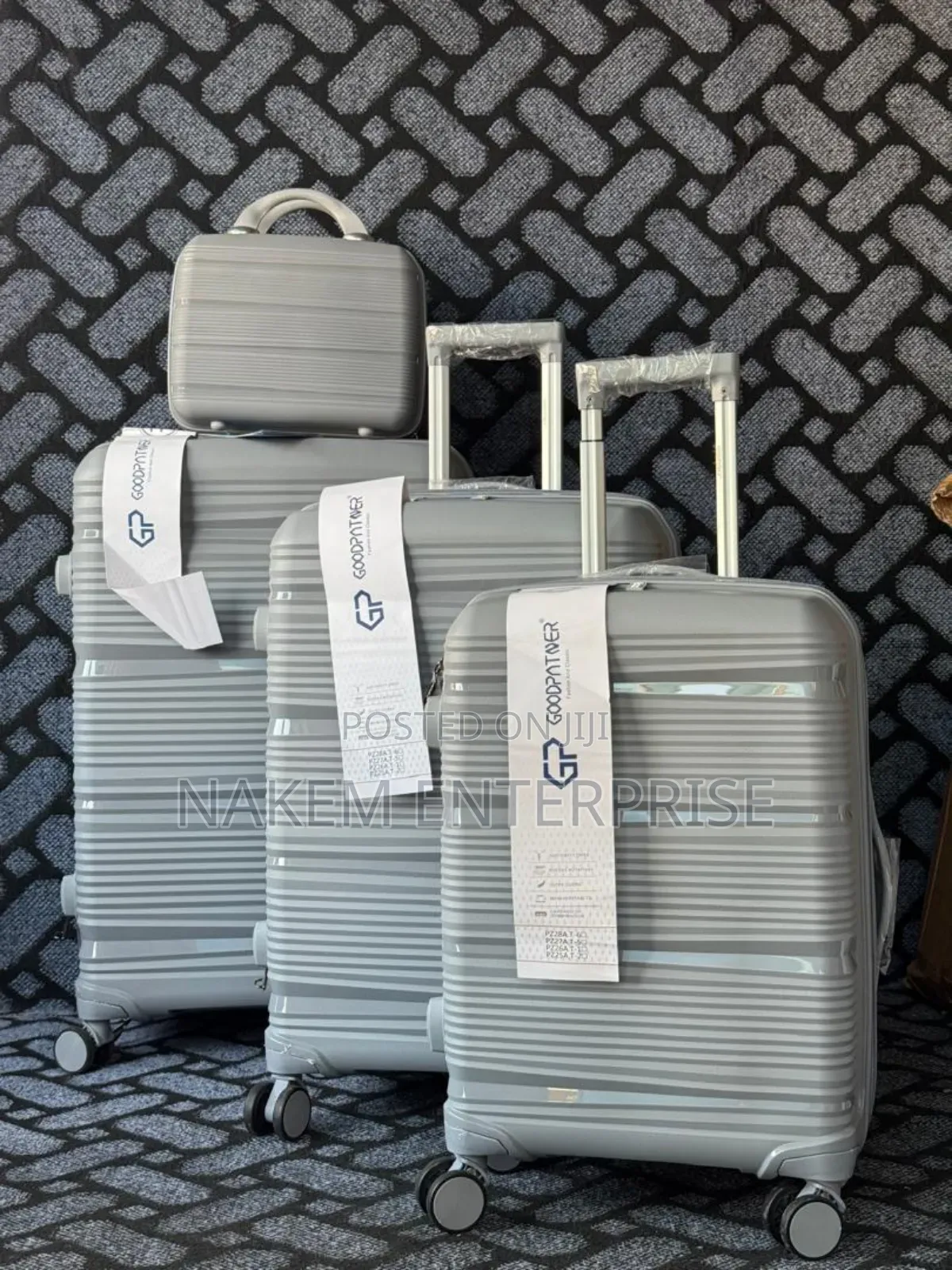 4 Set Anticrack Trolling Travelling Luggage With a Carry-On
