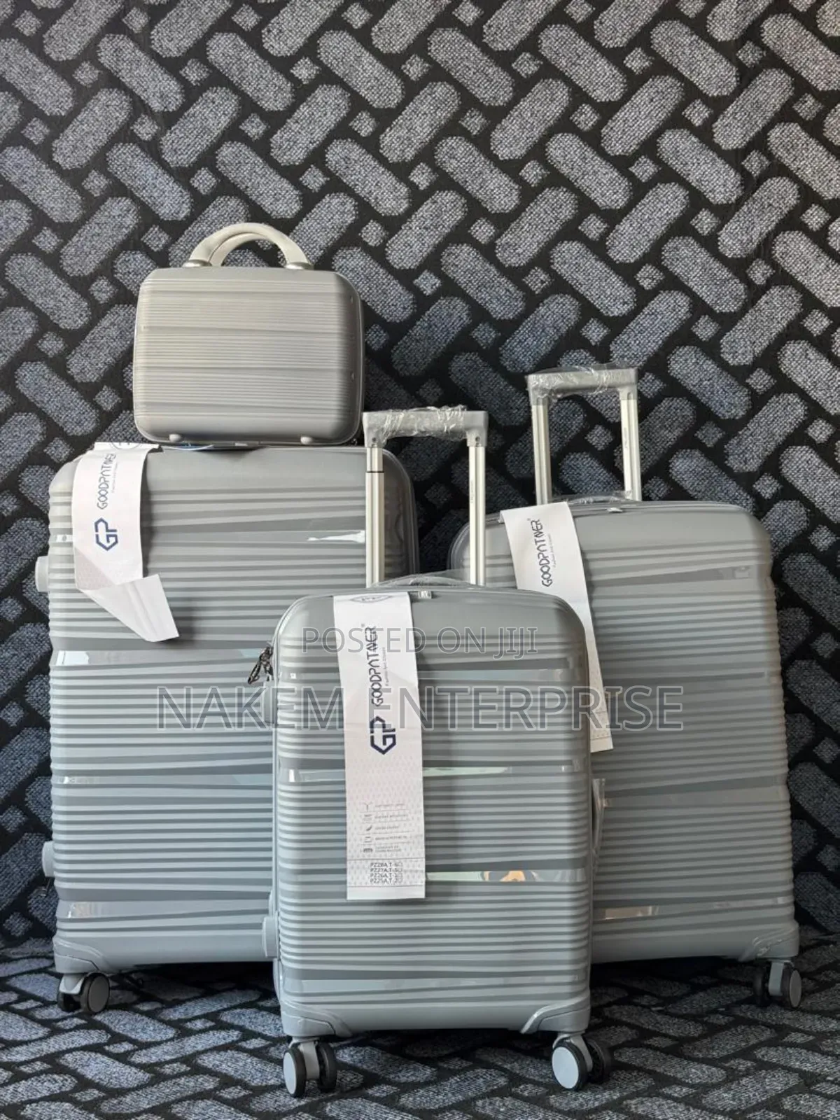 4 Set Anticrack Trolling Travelling Luggage With a Carry-On