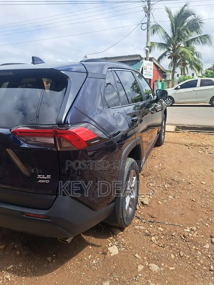Toyota RAV4 XLE AWD 2023 Blue
