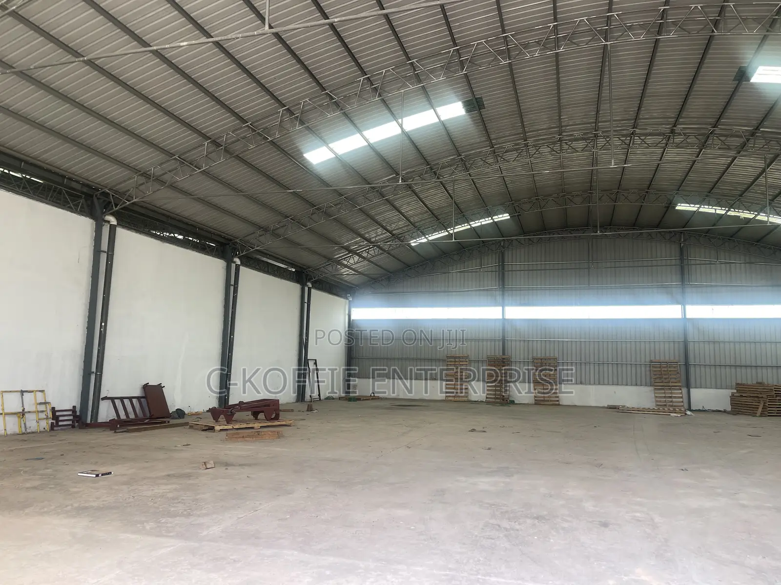 1000 SQM Warehouse With Offices at Circle for Rent
