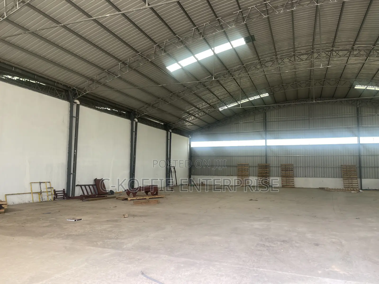 1000 SQM Warehouse With Offices at Circle for Rent