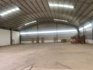 1000 SQM Warehouse With Offices at Circle for Rent