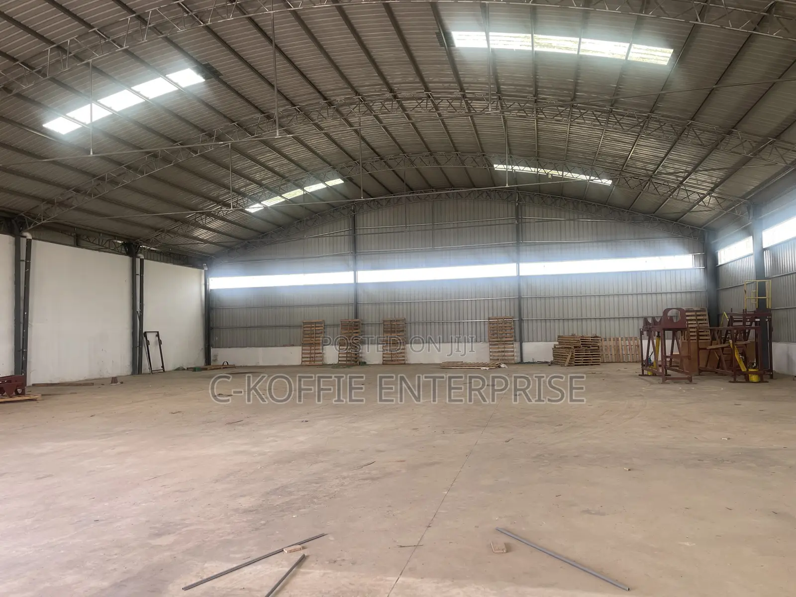 1000 SQM Warehouse With Offices at Circle for Rent