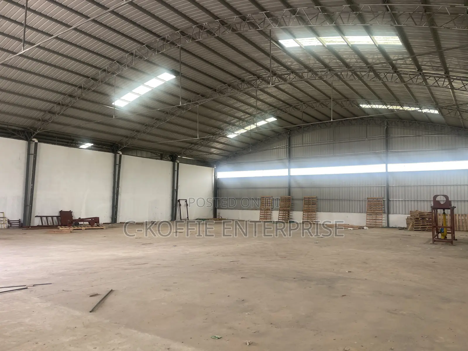 1000 SQM Warehouse With Offices at Circle for Rent