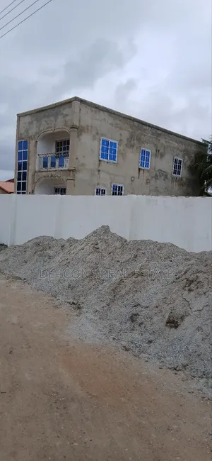 4bdrm Duplex in De-Icons Real Estate, Awutu Senya East Municipal
