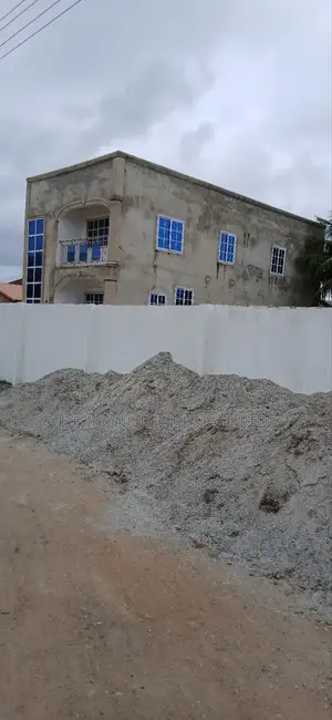4bdrm Duplex in De-Icons Real Estate, Awutu Senya East Municipal