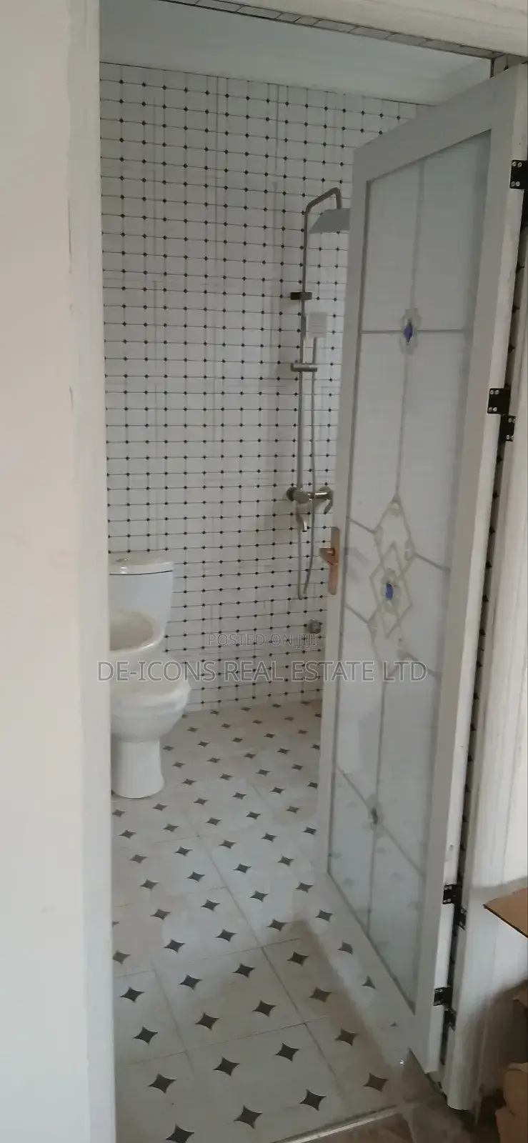 4bdrm Duplex in De-Icons Real Estate, Awutu Senya East Municipal
