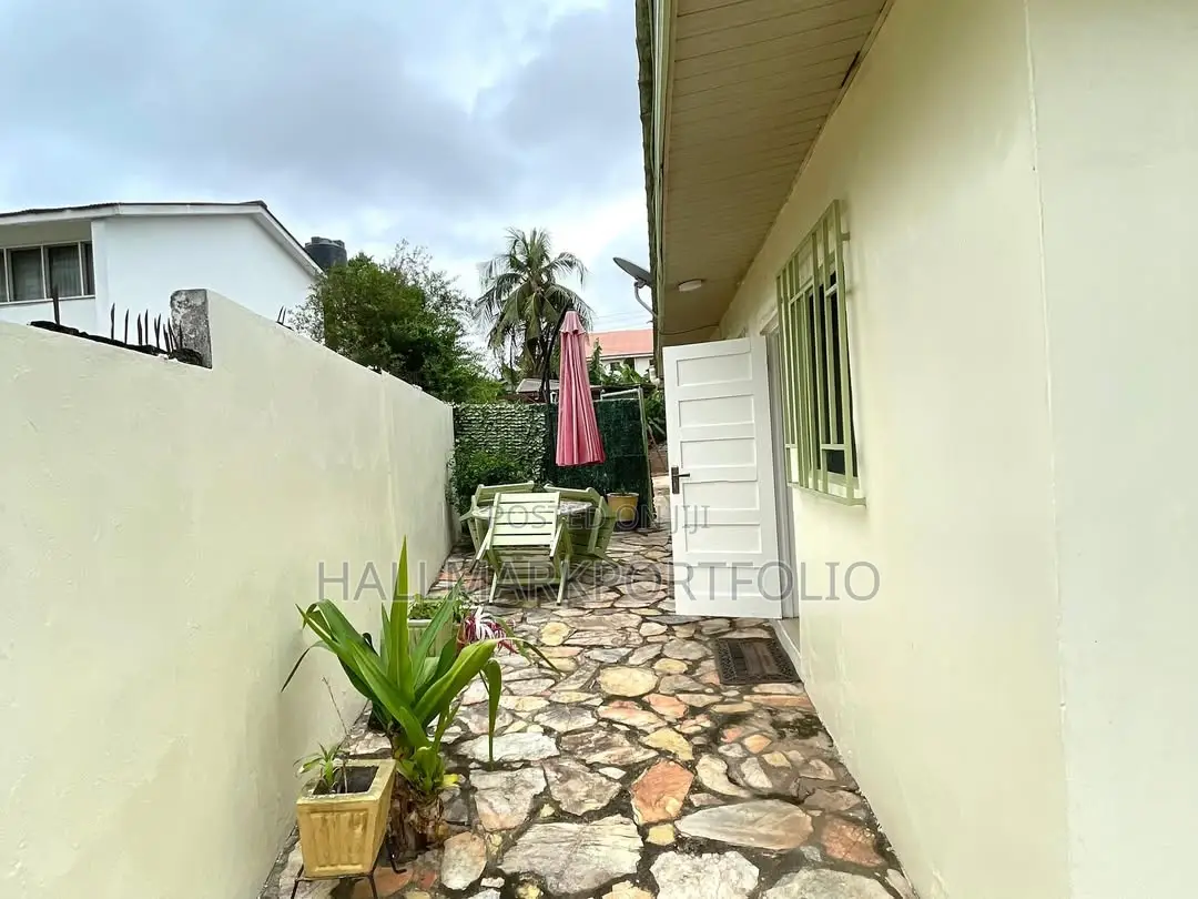 5bdrm House in Kanda, Accra Metropolitan for sale