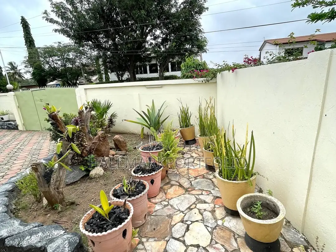 5bdrm House in Kanda, Accra Metropolitan for sale