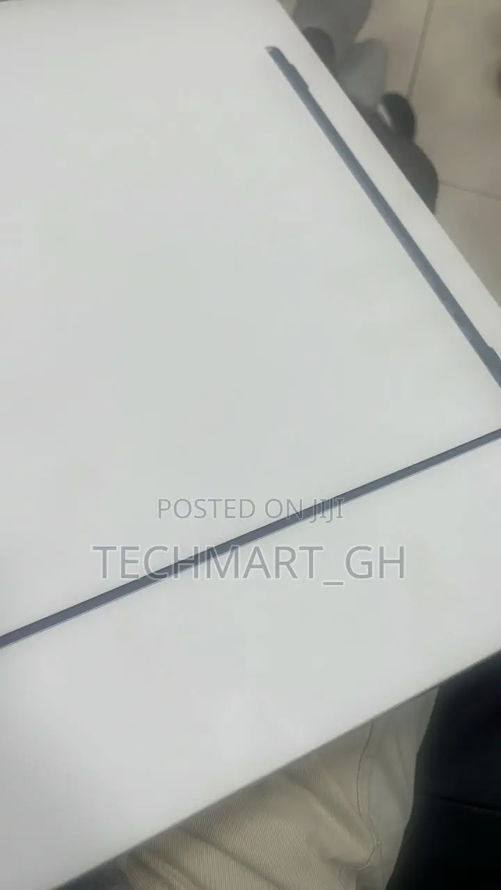 New Laptop Apple MacBook Air 2022 M2 16GB Apple M2 SSD 256GB