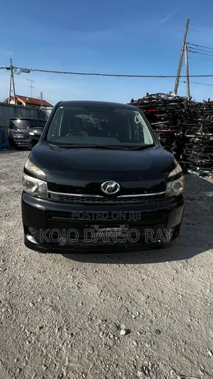 Toyota Voxy 2011