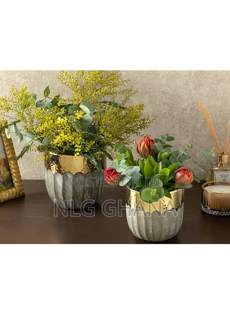 15x14.5cm Megan Vase - Gold. Ehx1410