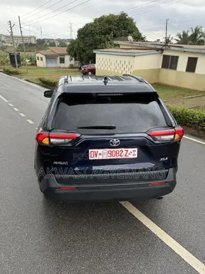 Toyota RAV4 XLE Premium AWD 2020 Blue