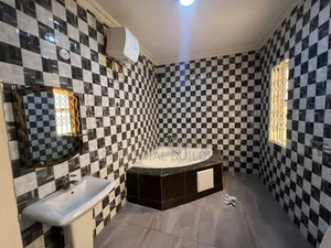 4bdrm House in Testimonial Building, Sakumono for sale