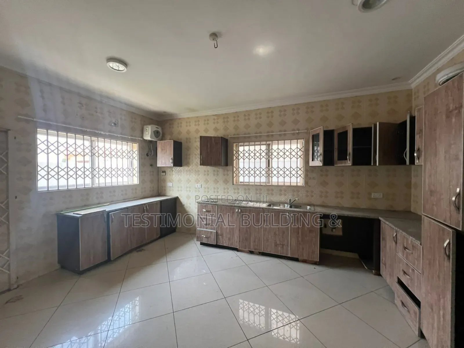 4bdrm House in Testimonial Building, Sakumono for sale