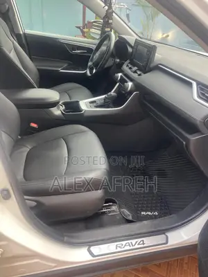 Toyota RAV4 XLE 2022 White