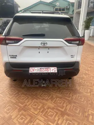 Toyota RAV4 XLE 2022 White