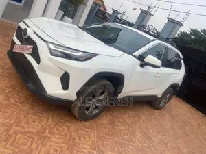 Toyota RAV4 XLE 2022 White