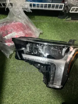 Tundra 2024 Headlight Pair
