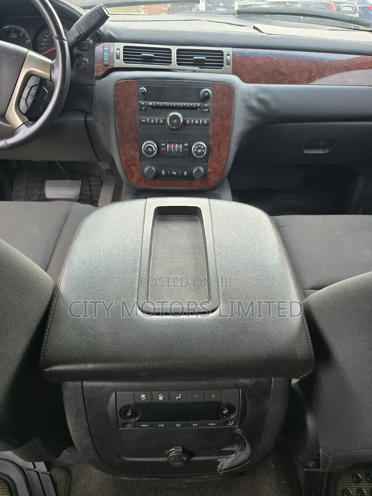 Chevrolet Suburban LS 2500 2012 Black