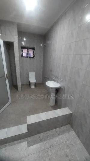 5bdrm House in Kg. Franco, Spintex for sale