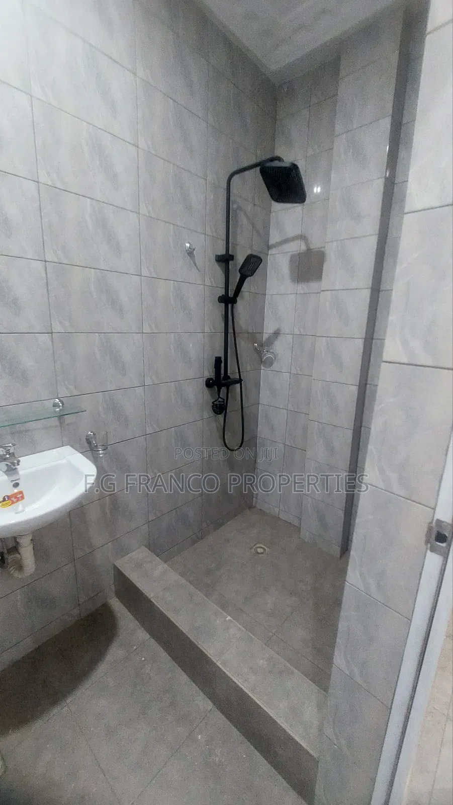 5bdrm House in Kg. Franco, Spintex for sale