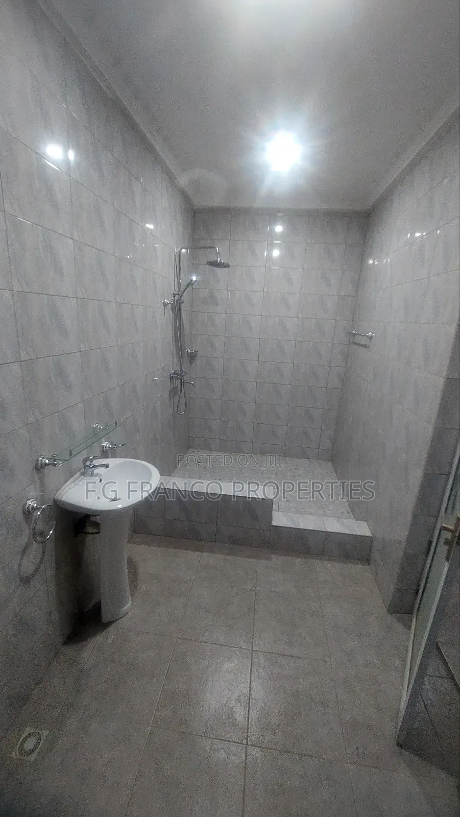 5bdrm House in Kg. Franco, Spintex for sale