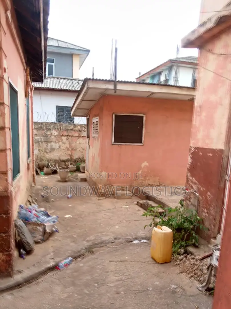 10bdrm House in Market for sale